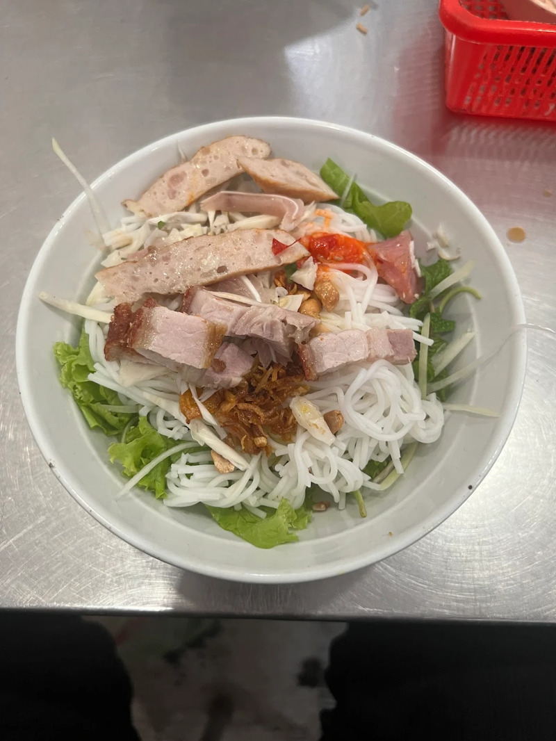 T&ocirc; b&uacute;n mắm n&ecirc;m Đ&agrave; Nẵng thịt heo quay da gi&ograve;n tại qu&aacute;n C&ocirc; Nghĩa Trần Quốc Toản 